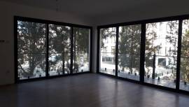 Новая элитная квартира на высоком первом этаже с 3 спальнями 140 м2 в центре Кирении.
